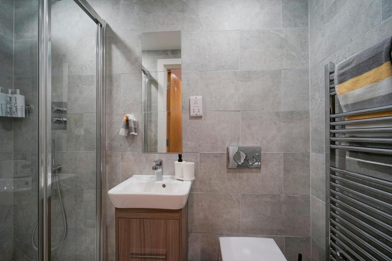 Modern 2 Bed Apartment With Juliet Balcony - Dhb Stays Leeds  Extérieur photo